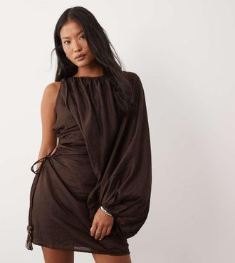 Asos Petite ASOS DESIGN Petite - Vestito corto a campana monospalla color cioccolato con cut-out in vita-Multi