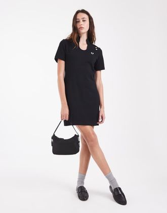 Fred Perry x Amy Winehouse vestito corto con maniche corte, apertura a goccia e logo nero