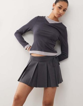 Weekday Atin - Minigonna a portafoglio a pieghe color grigio scuro a righe