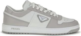 Prada Downtown Sneakers met reli&euml;flogo - Heren - Sneakers - Grijs - 39 EU - Leer - Schoenen