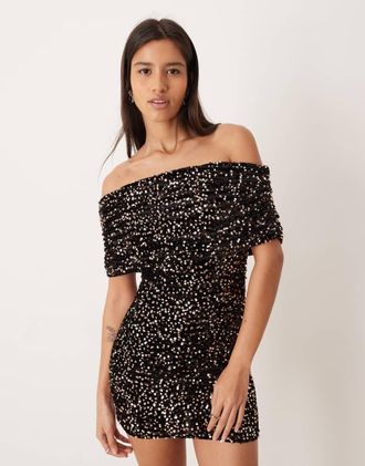 Asos Vestito corto marrone in velluto con scollo alla Bardot, arricciatura vistosa e paillettes