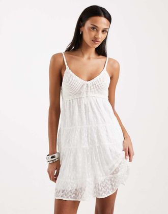 Hollister Vestito corto stile babydoll alluncinetto bianco a balze