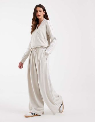 adidas Originals x Jennie pantaloni da tuta a pieghe beige chiaro-Marrone