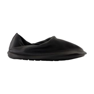 Camper Zapatillas de Cuero Negro con Detalles de Lat&oacute;n - Shoes - Hombre - Negro - 40 EU