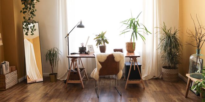 Homeoffice mit viel Holz und vielen Pflanzen.