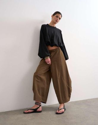 Topshop Pantaloni tecnici oversize ovoidali di lunghezza media color cioccolato-Marrone