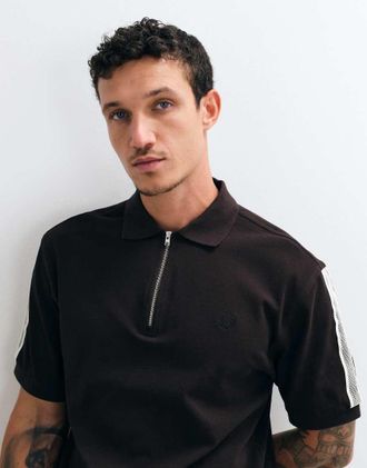Fred Perry polo shirt con nastro rete da tennis in marrone scuro