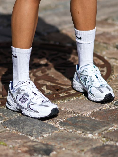Close-up von einem Street Style Look mit New Balance und weißen Socken in Kopenhagen