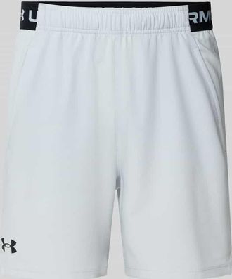 Under Armour Relaxed Fit Shorts mit Logo-Print Modell Vanish in Hellgrau, Größe XL