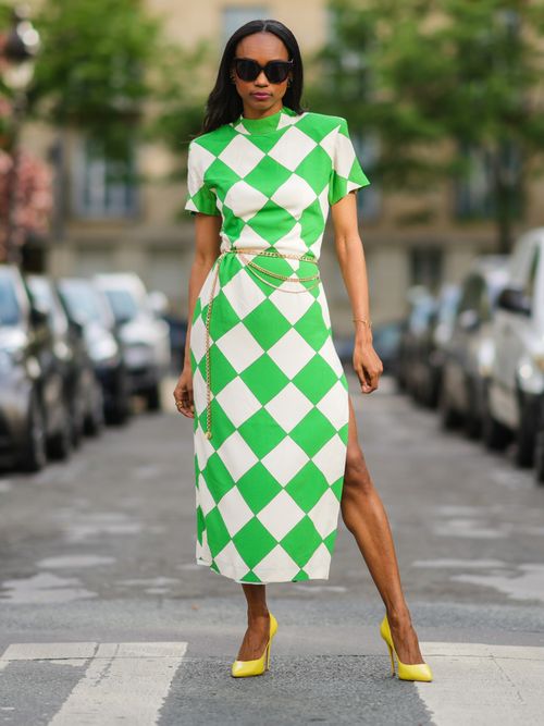 Emilie Joseph trägt ein grünes Kleid mit Karomuster und gelben Schuhen in Paris.