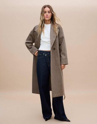 Bershka cappotto lungo morbido con cintura color bronzo-Marrone