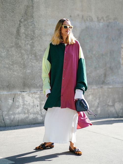 Candela Novembre in einem oversized Look und Loafers mit Animalprint.