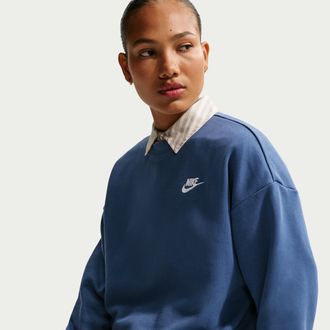 Nike Womens Nike Sportswear Club Fleece Loose Crew-Neck Sweatshirt in Blue | HV2326-461