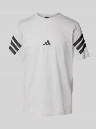 adidas T-Shirt mit Logo und Rundhalsausschnitt in Mittelgrau, Gr&ouml;&szlig;e M