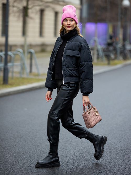 Streetstyle mit schwarzer Lederhose, Bomberjacke und einer rosa Beanie