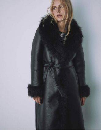 Stradivarius Cappotto lungo nero con dettagli in pelliccia sintetica