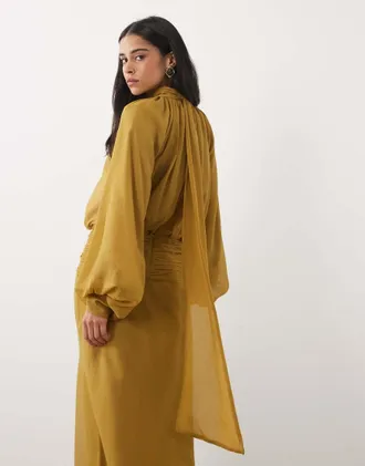 Asos vestito maxi in chiffon con collo alto drappeggiato e laccio al collo color ocra-Multicolore