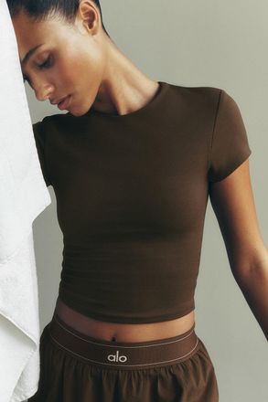 Alo Softsculpt Precision Short Sleeve Top in Espresso Brown, Size: Medium