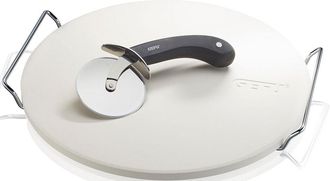 GEFU Pizzastein »+ Pizzaschneider DARIOSO« Edelstahl Keramik Kunststoff Set, Pizzastein mit Gestell, rund + Pizzaschneider, 2 Stk. tlg. speichert die Hitze