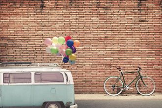 Queence Acrylglasbild »Hauswand« Auto Kunst Luftballon Fine Art-Print in Galeriequalität