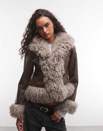 Reclaimed Vintage cappotto corto in pelliccia sintetica marrone con polsini