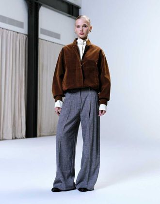 Topshop Pantaloni sartoriali a pieghe con fondo grezzo e vita molto bassa color antracite scuro-Nero