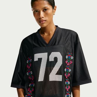 Nike Womens Nike Sportswear Oversized Short-Sleeve Graphic Jersey in Black | IW1062-045