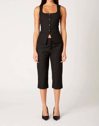 Nia Cruz Capri In Black