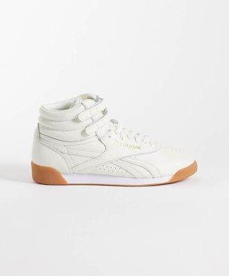 Reebok Freestyle Hi sneakers bianche con suola in gomma-Bianco
