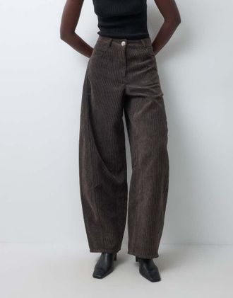 Vero Moda Tall pantaloni a gamba barrel in velluto a coste marrone cioccolato
