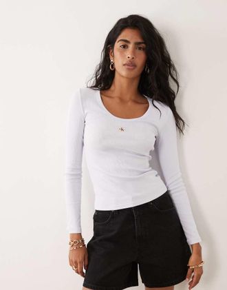 Calvin Klein Jeans T-shirt a maniche lunghe lilla a coste con etichetta intessuta-Viola