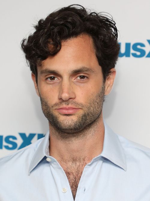 Schauspieler Penn Badgley auf einer Filmpremiere mit seinen typischen Wuschelhaare Styling