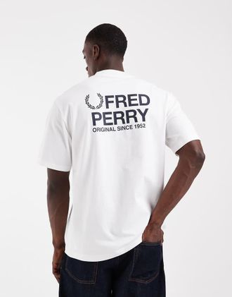 Fred Perry T-shirt con logo e stampa sul retro bianca-Bianco