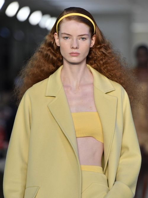 Ein Model läuft für Max Mara auf der Milan Fashion Week.