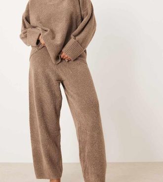 Pretty Lavish Curve Pantaloni a fondo ampio in maglia testurizzata color tortora intenso con coulisse in coordinato-Marrone