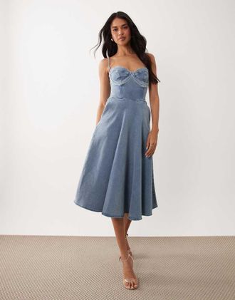 Tfnc Vestito midi in denim elasticizzato blu con spalline sottili e gonna a ruota