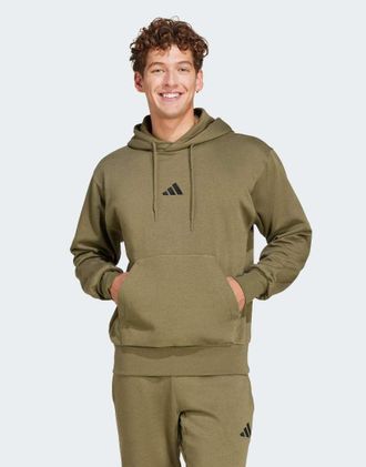 adidas adidas Performance - Essentials Feelcozy - Felpa con cappuccio in pile verde oliva e nero