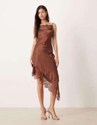 Asos Vestito corto in raso color cioccolato asimmetrico con spalline sottili e dettagli in pizzo-Marrone