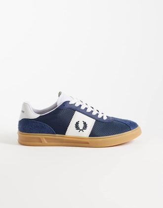 Fred Perry Sneakers scamosciate blu navy ed &eacute;cru a righe