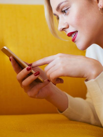 Videochiamata, come truccarsi? 7 consigli make-up a prova di Zoom