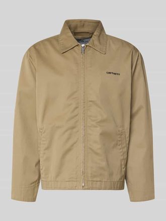 Carhartt Work in Progress Jacke mit Label-Stitching und Eingrifftaschen in Beige, Gr&ouml;&szlig;e XXL