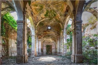 Schubiger M&ouml;bel Digitaldruck auf Glas Verlassener Flur 2