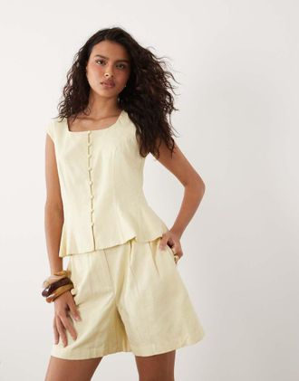 Vero Moda Gilet giallo pastello con scollo rotondo effetto lino allacciato sul retro in coordinato