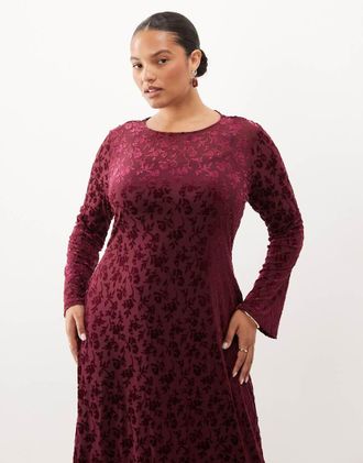 Nobody's Child Clarissa abito midi in velluto devor&eacute; con maniche a campana in dark pink-Rosa