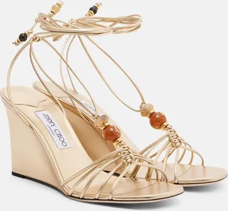 Jimmy Choo London Sandalias con cu&ntilde;a Lova de piel metalizada adornadas