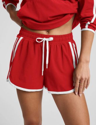 Beyond Yoga Stretch Woven The Course Short In Chili Red