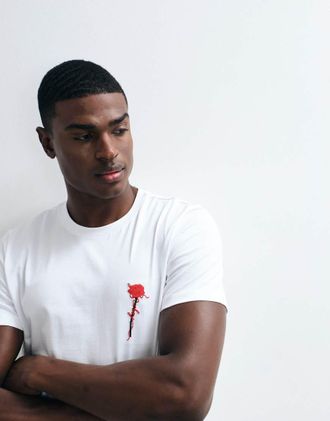 HUGO BOSS HUGO Red - T-shirt vestibilit&agrave; classica bianca con stampa di rose sul petto-Bianco