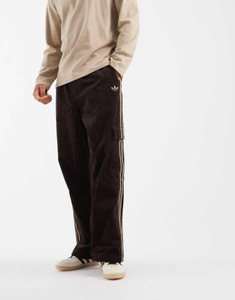 adidas Originals adicolor - Pantaloni cargo in velluto a coste color caff&egrave; aurora-Marrone