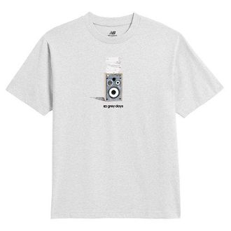 New Balance Hombre Grey Days Speaker T-Shirt en Gris, Algod&oacute;n, Talla 2XL