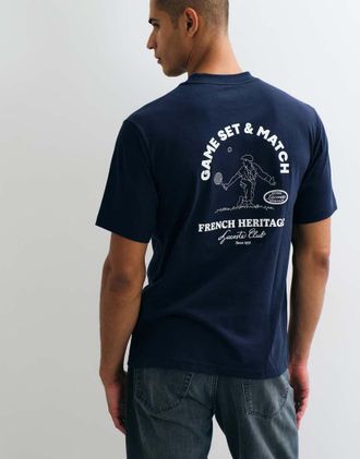 Lacoste t-shirt con grafica sul retro e badge tennis heritage in navy-blu navy